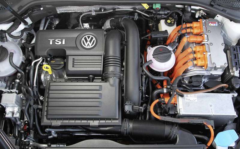 Фото двигателя Volkswagen Golf 2015