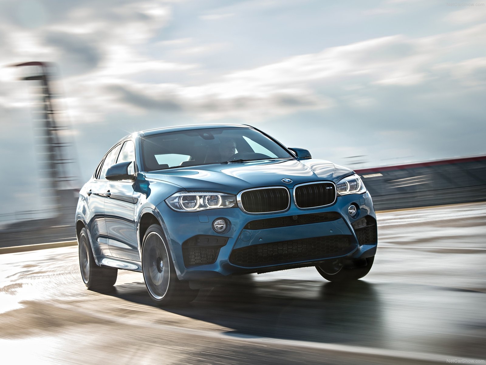 Bmw x6 вид сзади