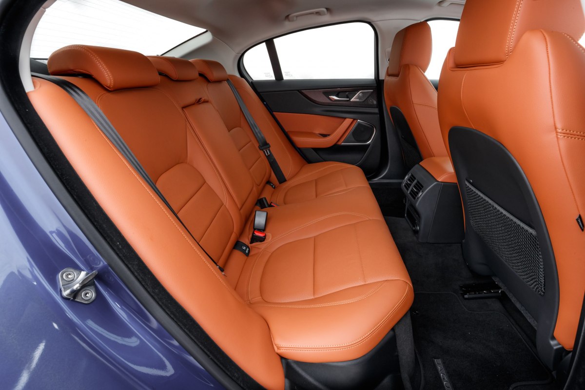 Jaguar xe 2020 салон