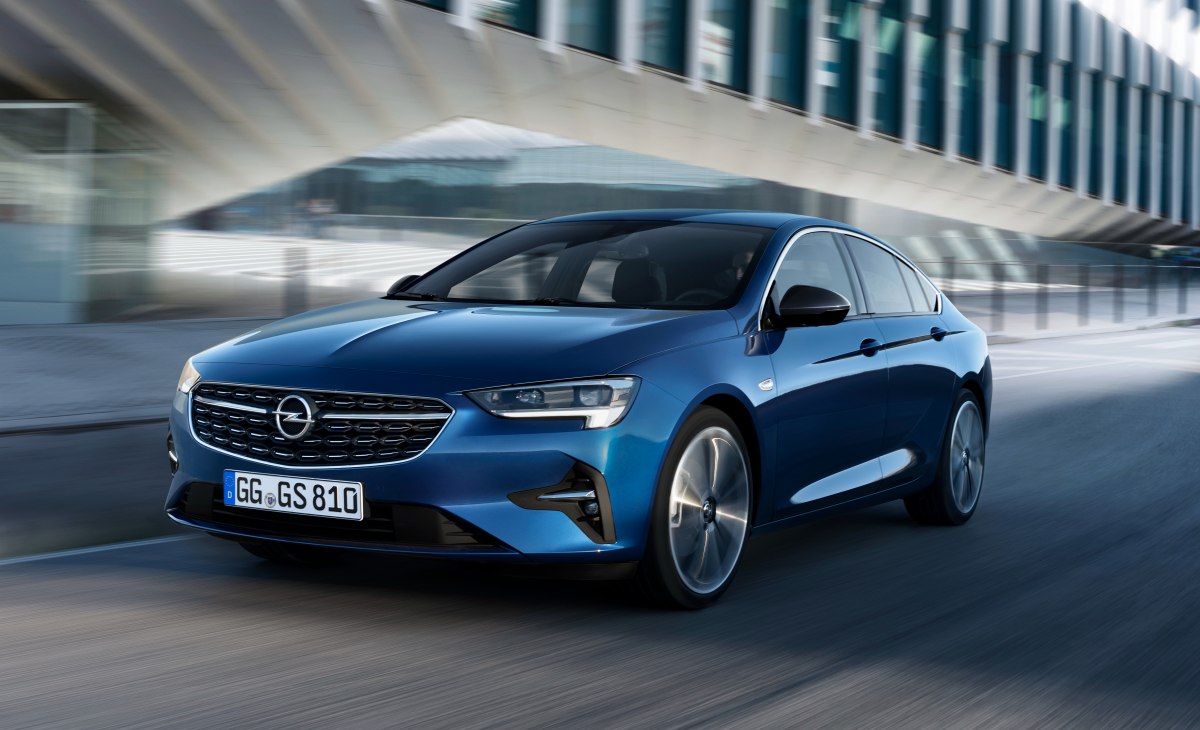 Opel Insignia 2024 показана на неофициальных ренерах