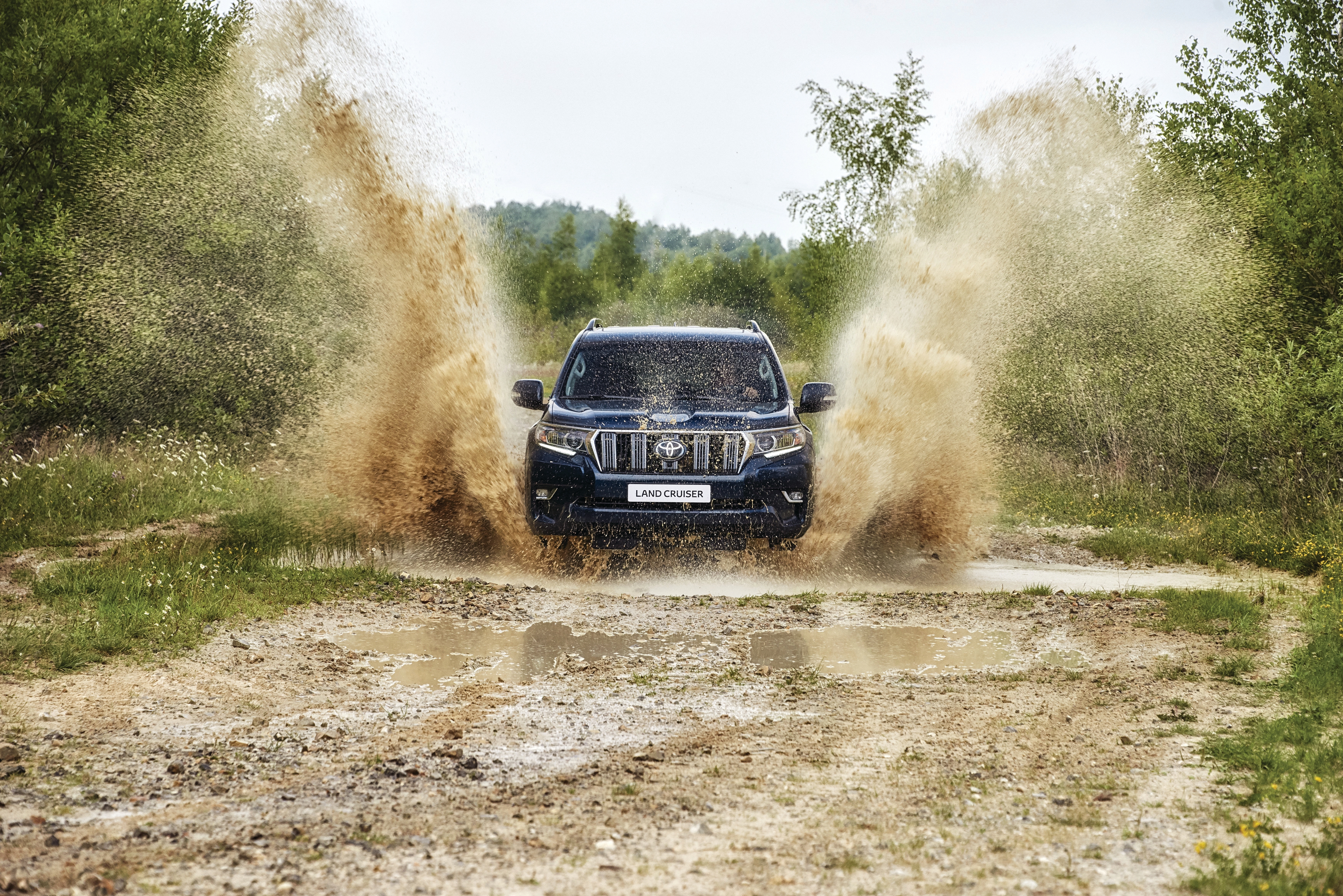 Едет по грязи. Toyota Land Cruiser Prado. Land Cruiser Prado 150 в грязи. Тойота ленд Крузер по грязи. Тойота ленд Крузер Прадо. 2021. По грязи.