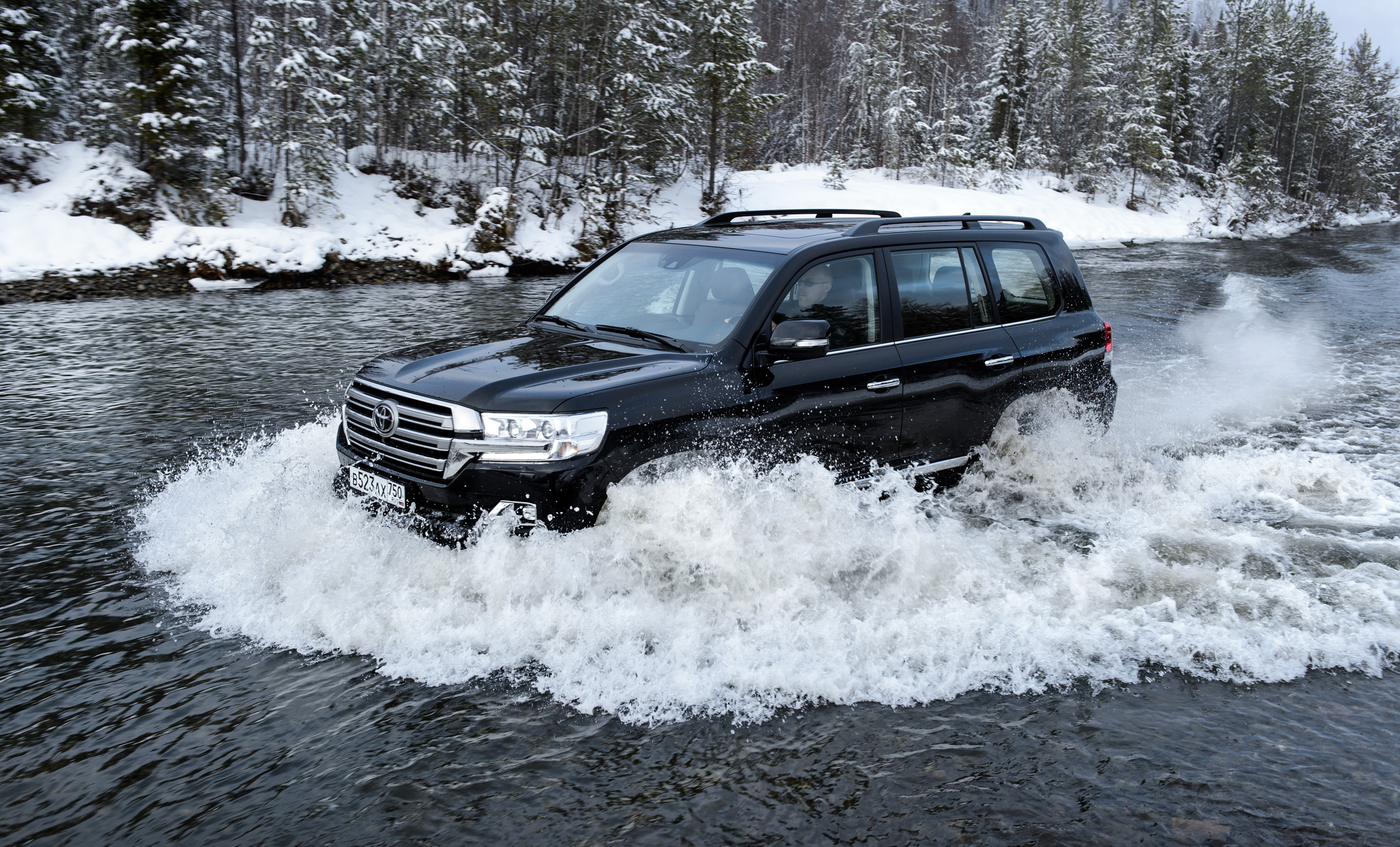 Крузер 200 бимка. Toyota Land Cruiser 200. Toyota Land Cruiser 300. Toyota Land Cruiser 200 и 300. Ленд Крузер 200 для бездорожья.