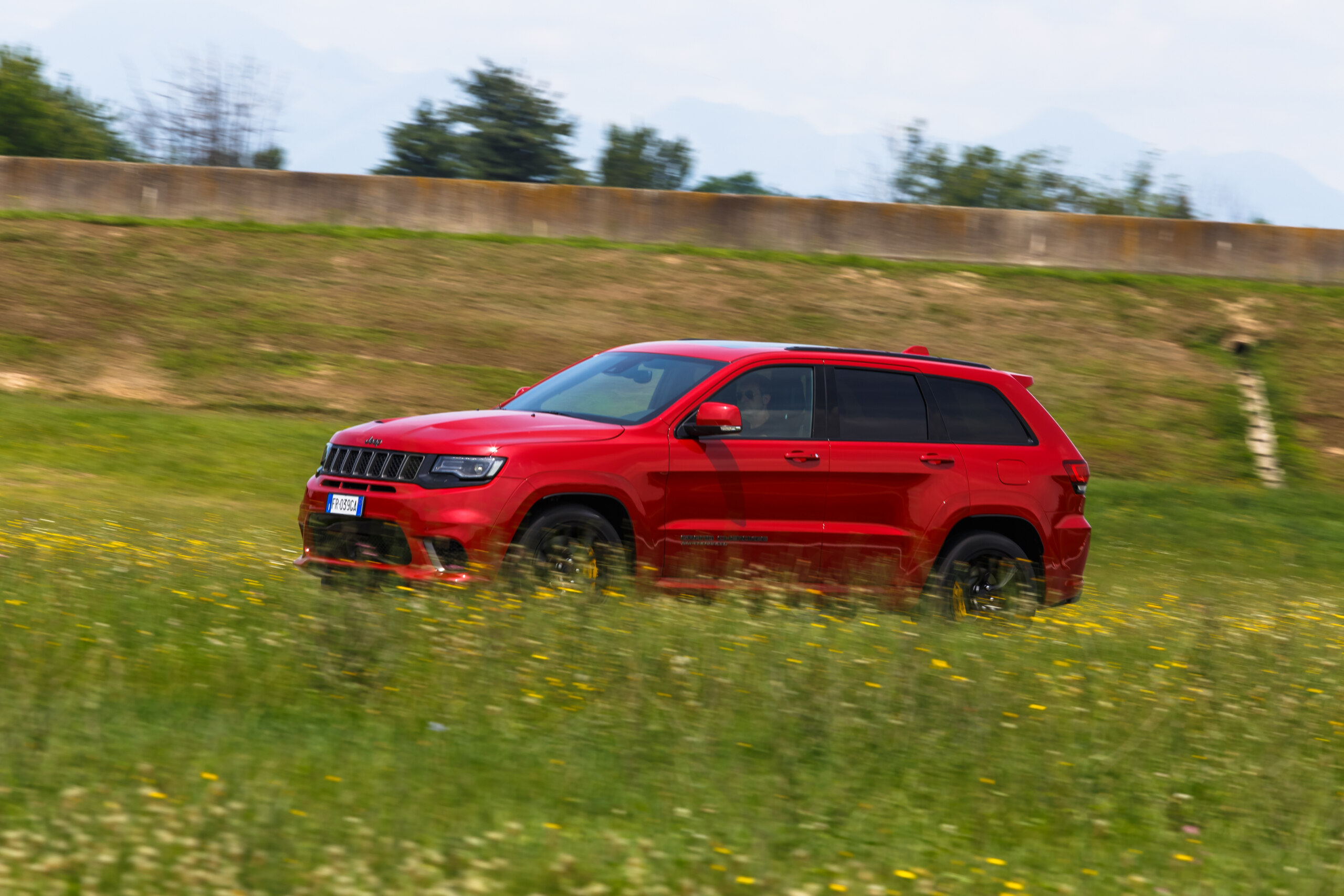 Jeep Grand Cherokee 2022 на бездорожье