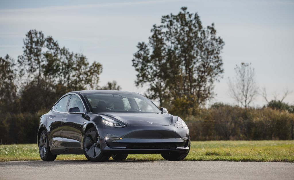 Компанія Tesla адаптувала Model 3 під країни з поганими дорогами