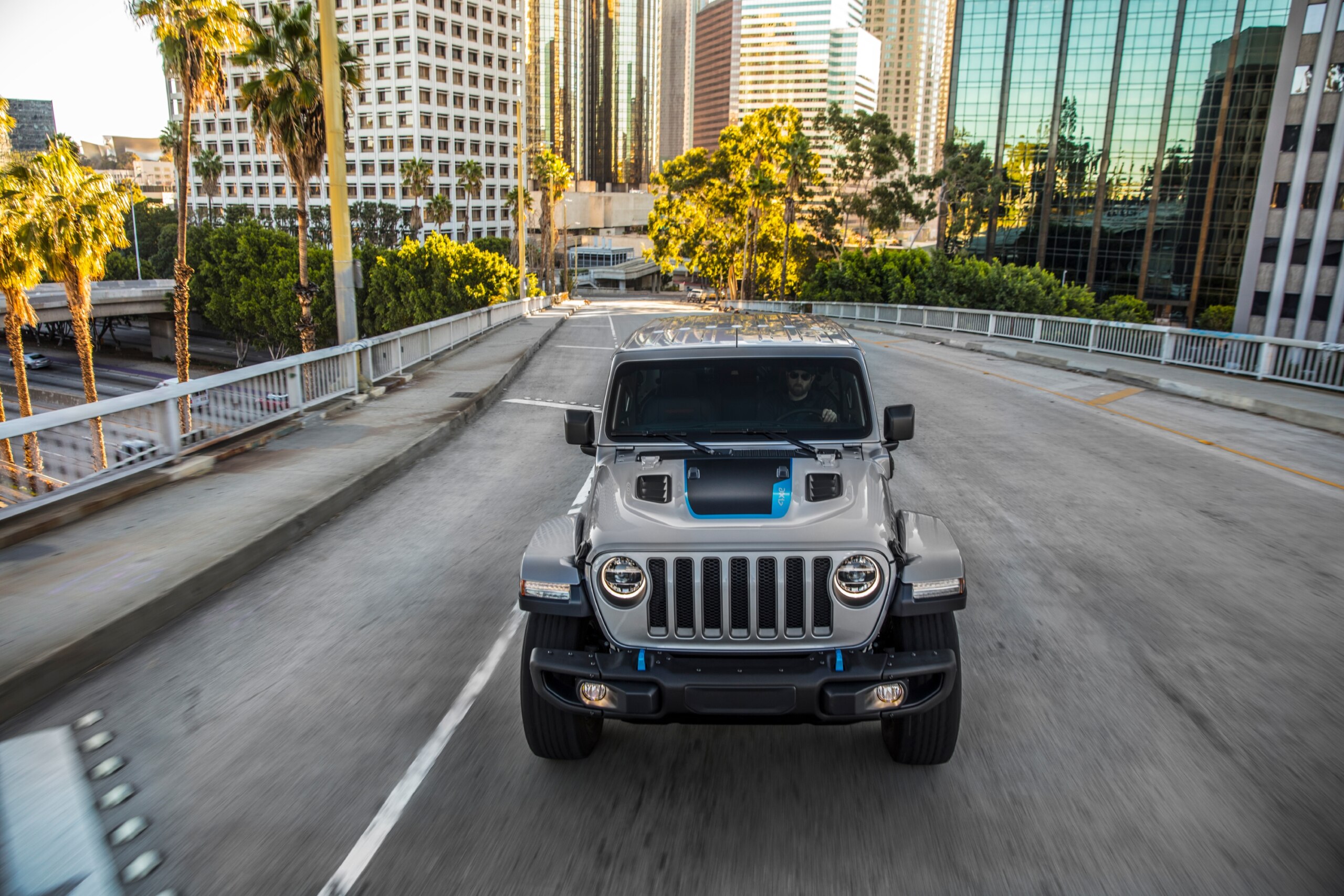 Jeep выложил тизер, демонстрирующий оснащение Wrangler 4xe 2025