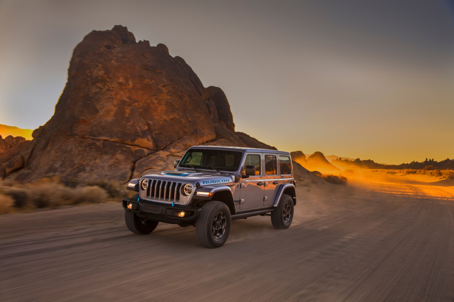 Jeep выложил тизер, демонстрирующий оснащение Wrangler 4xe 2025