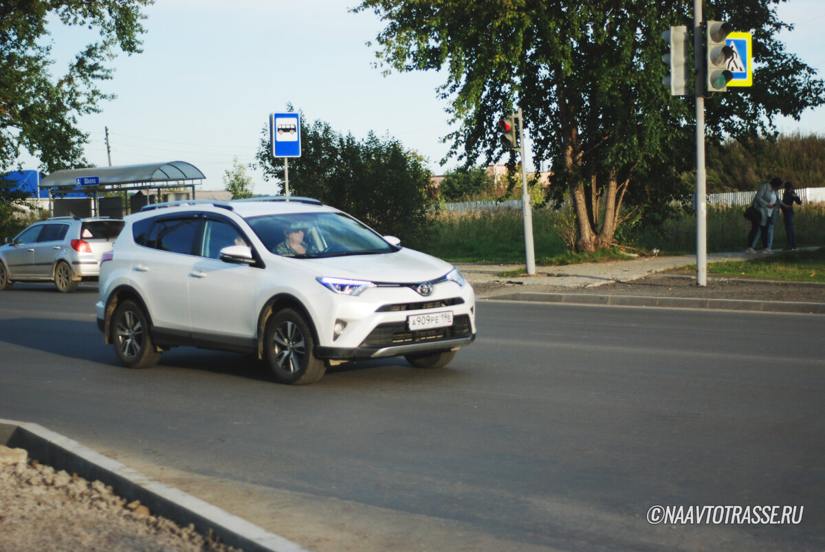 Гаишник поставил точку в вопросе: какой поворотник нужно включать на круговом перекрестке