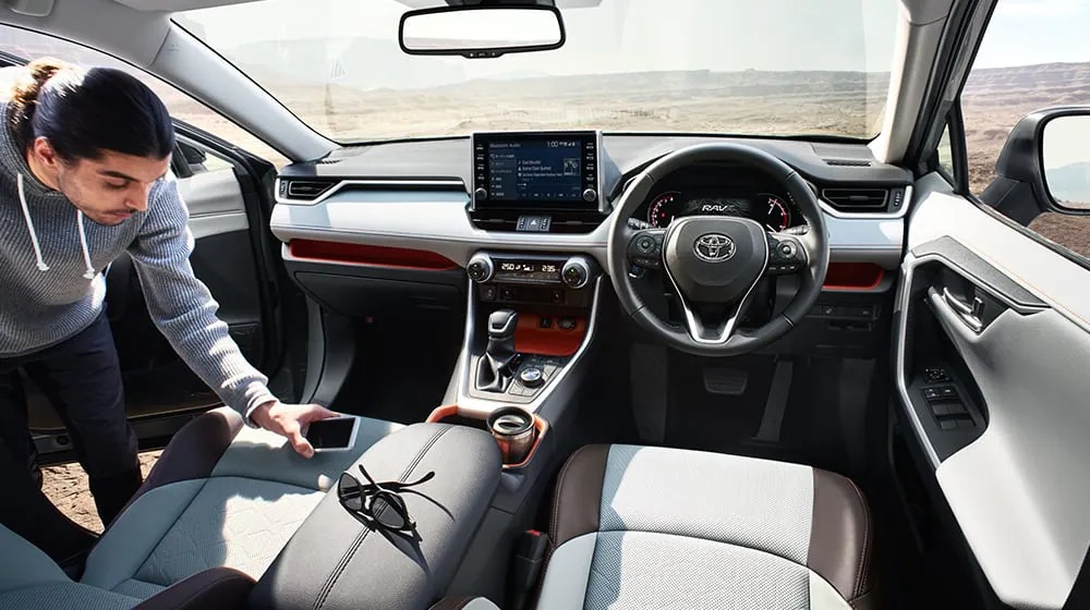 Toyota RAV4 перетворюється у позашляховик. Офіційно представлена нова версія кросовера