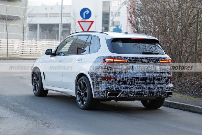 Оновлений BMW X5 2023 року розкрили на фото задовго до дебюту
