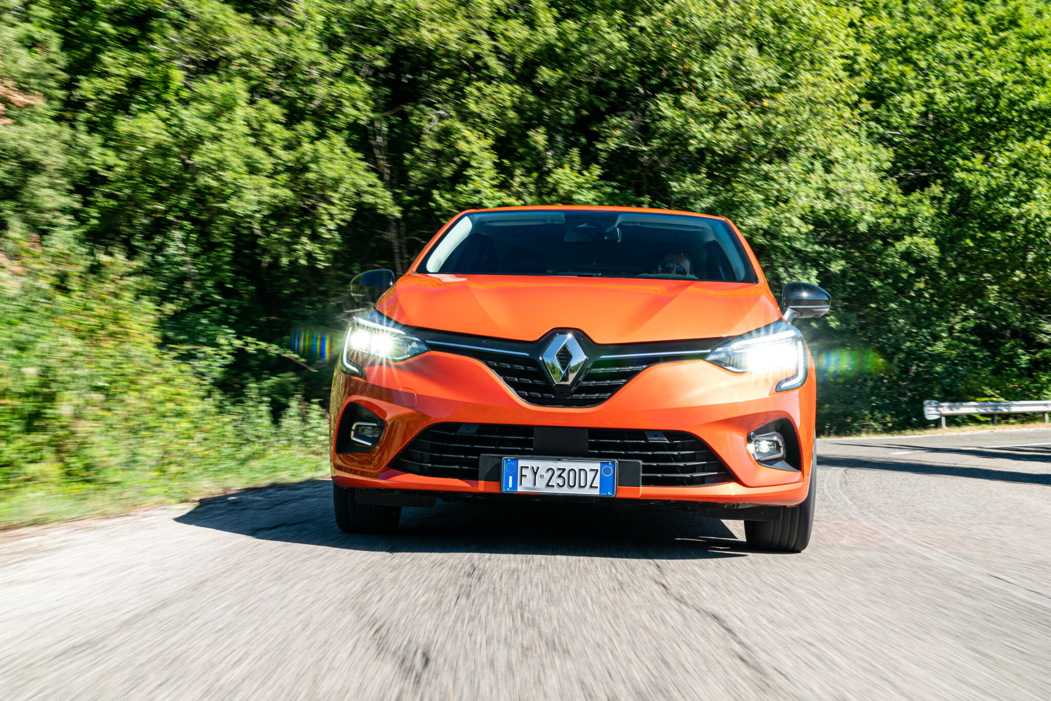 Автомобили рено плюсы и минусы. Renault Clio 2022. Renault Модельный ряд. Клио Рено клиренс 2019. Рено с фарами Рено 2022.