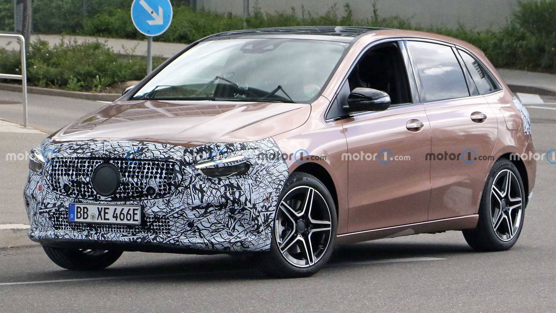 Mercedes B-Class 2023: появились первые фото модели