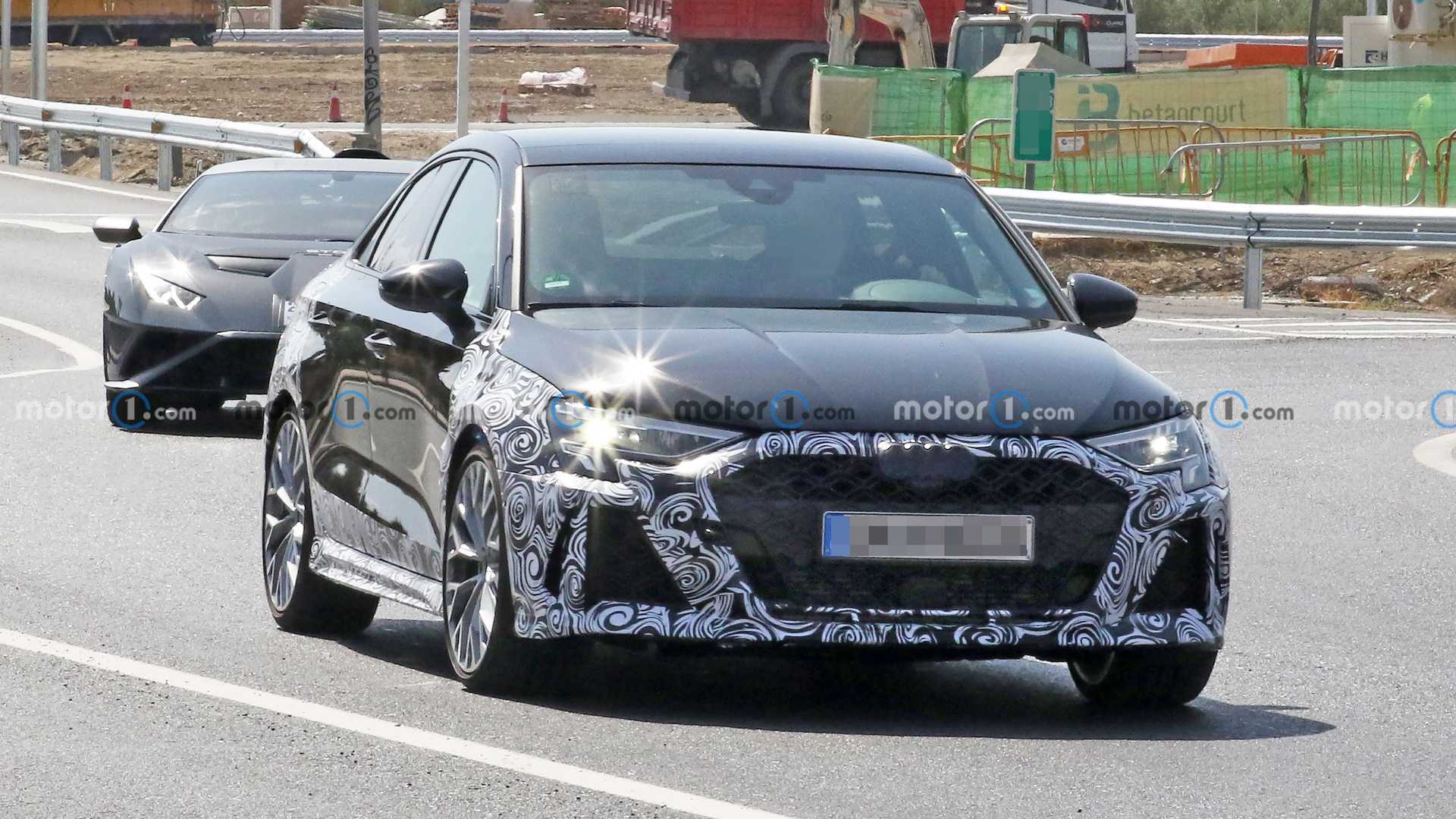 Audi RS3 2024 первые "шпионские" фотографии модели