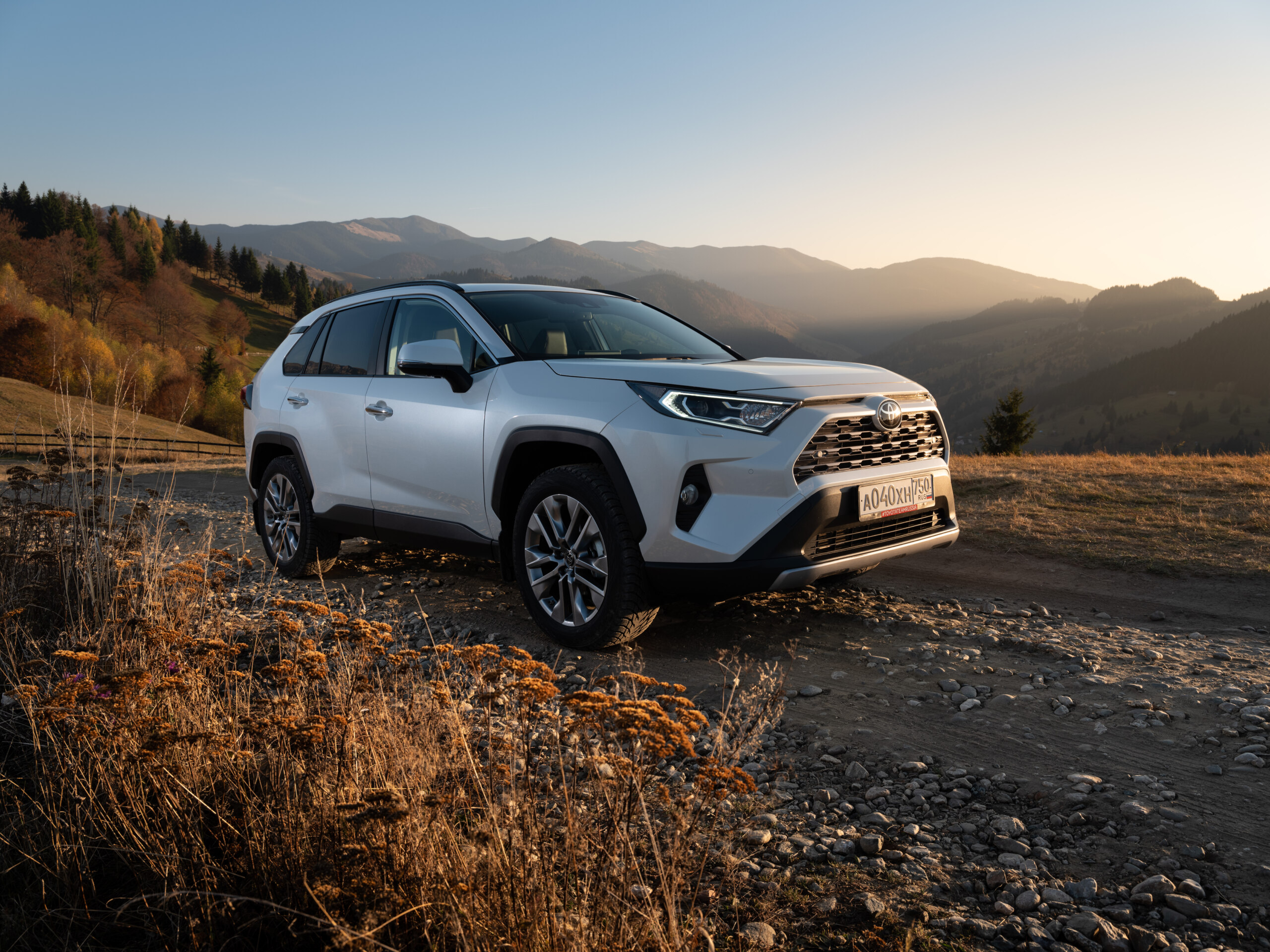 Какой rav4 лучше