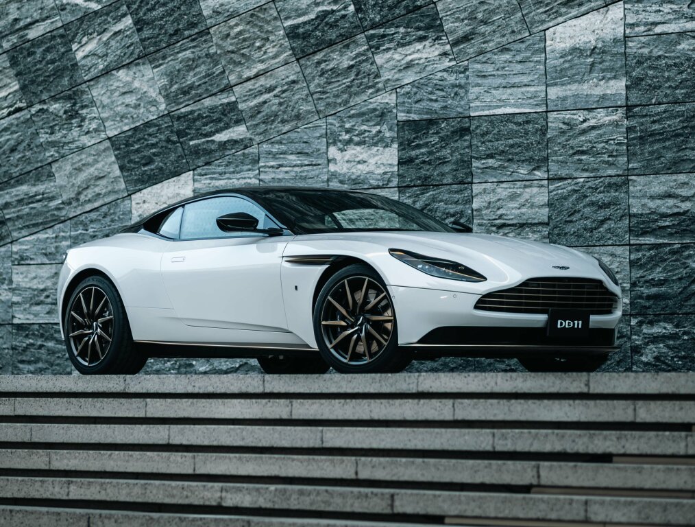 Aston Martin db11 v8