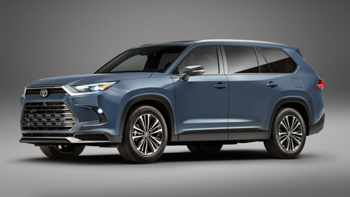 Полноприводные кроссоверы Toyota Highlander снова появились в продаже: купить авто можно за 6,8 млн