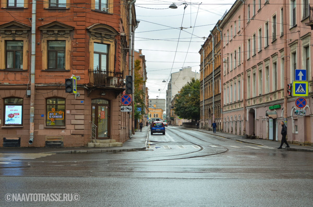 Курсантам разобрали вопрос 16 в билете 2: «Разрешается ли выполнить объезд грузового автомобиля?»