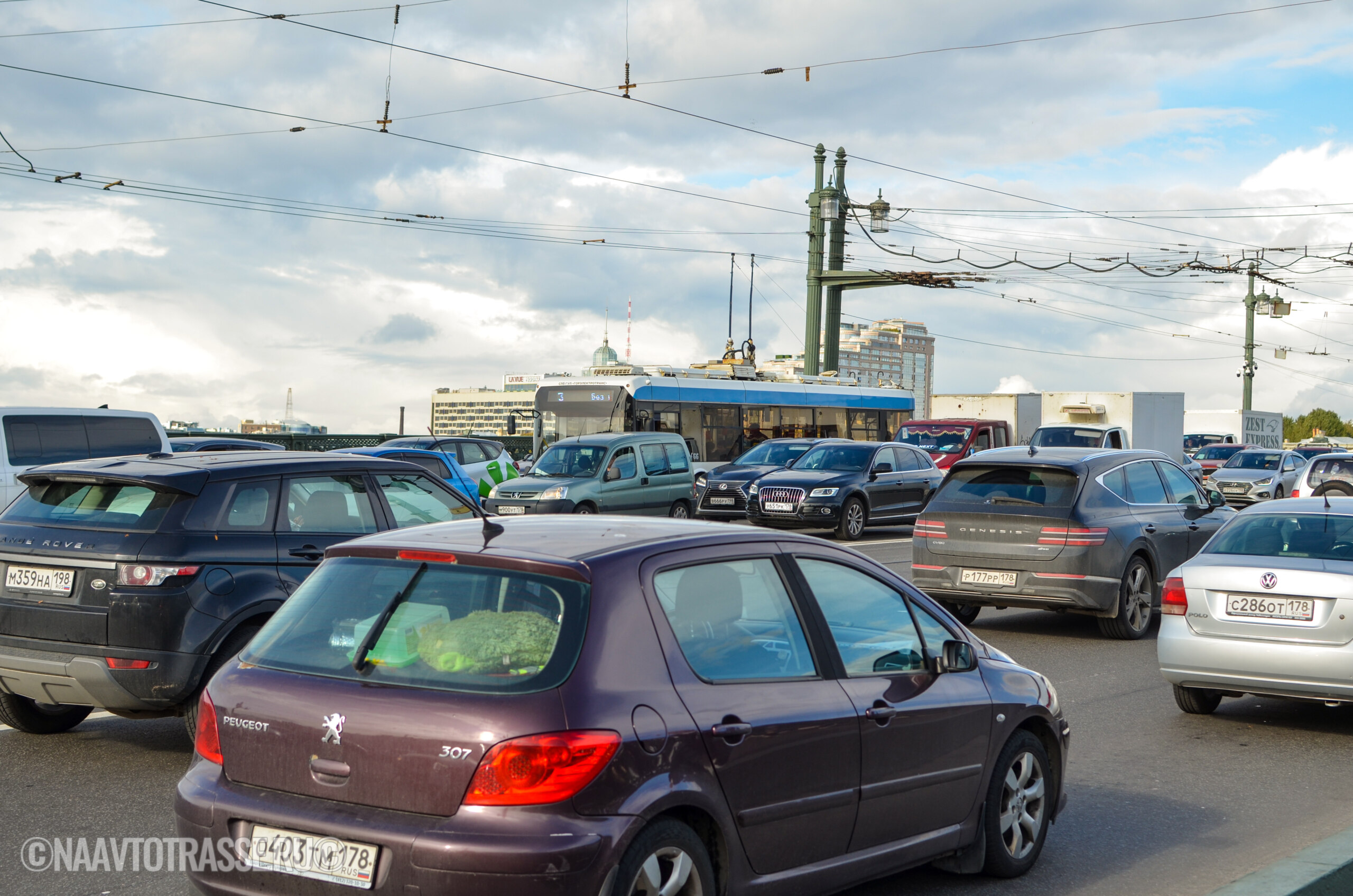 В автосервисе раскрыли последствия одновременного нажатия на газ и тормоз на АКПП