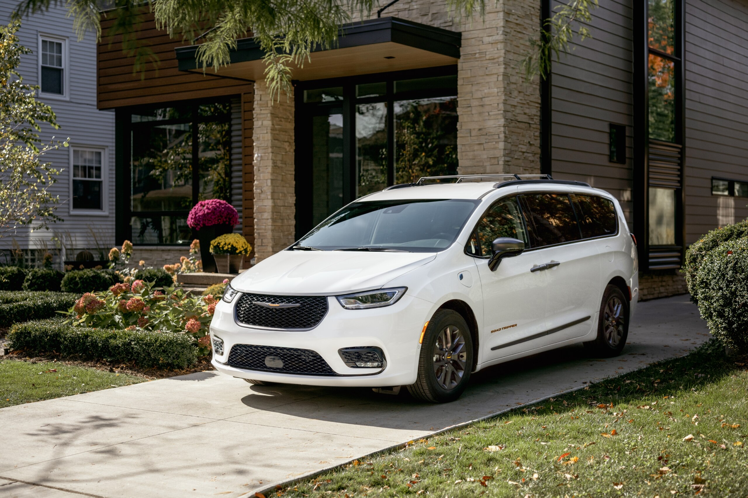 Крайслер пацифика отзывы. Chrysler Pacifica 2023. Chrysler Pacifica гибрид. 2020 Chrysler Pacifica Hybrid. Chrysler Pacifica 2024.