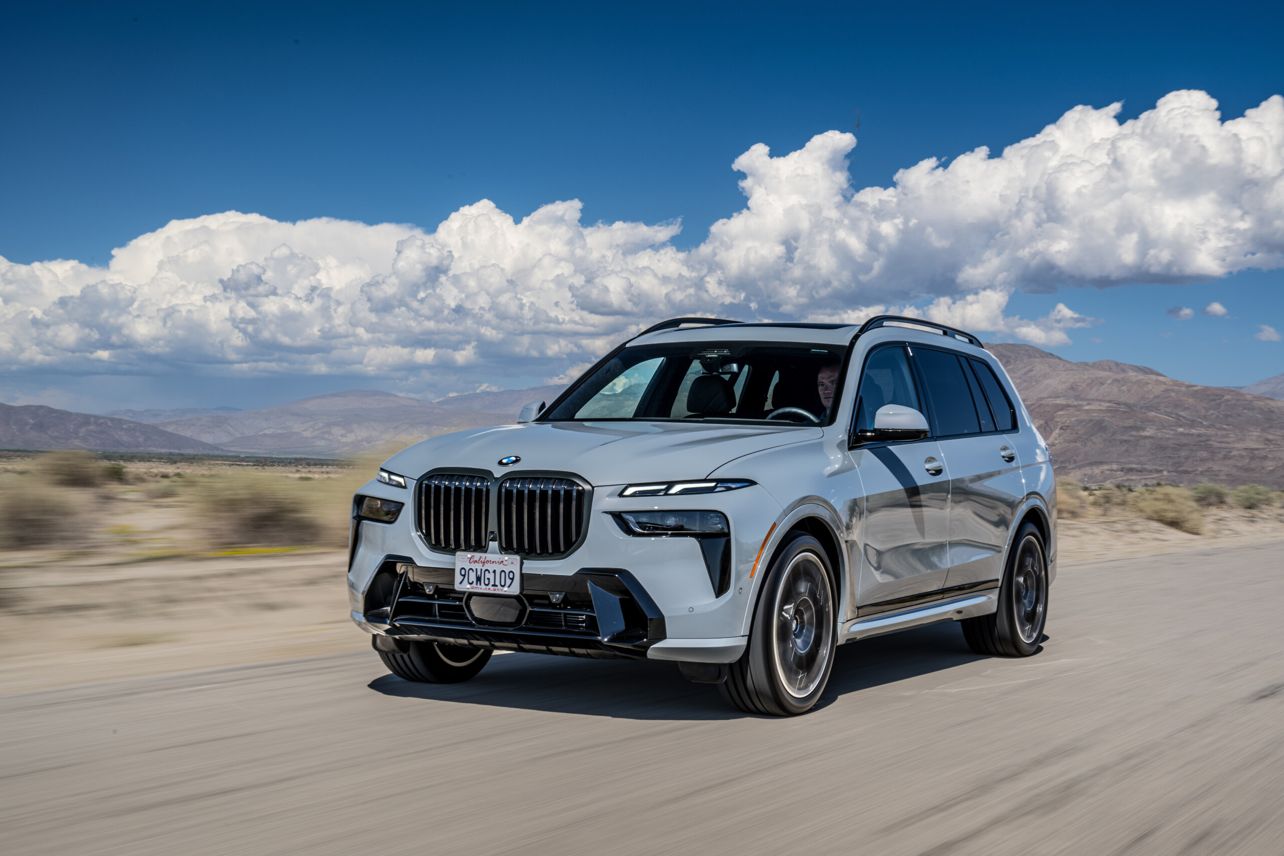 Новая версия BMW X7 2025 задвинула Rolls-Royce: в сети показали салон кроссовера