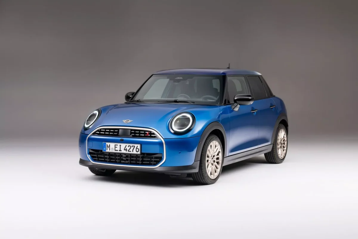 Mini Cooper 2025 года: представлена 5-дверная версия