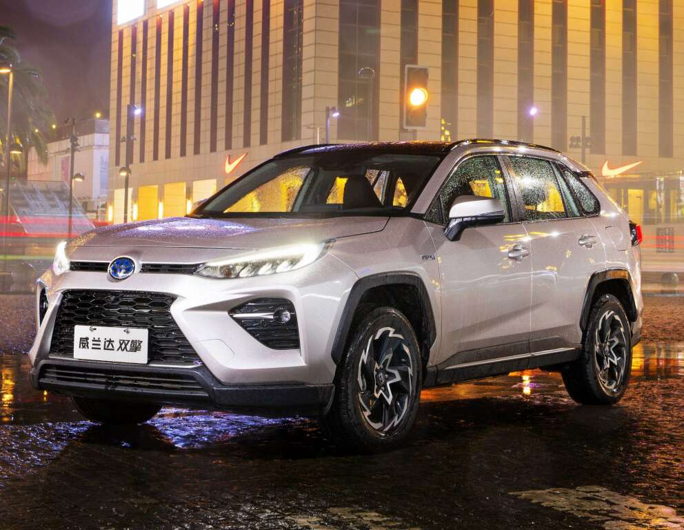 Названы сроки дебюта нового Toyota Wildlander 2025: автомобиль почти полностью дублирует кроссовер RAV4