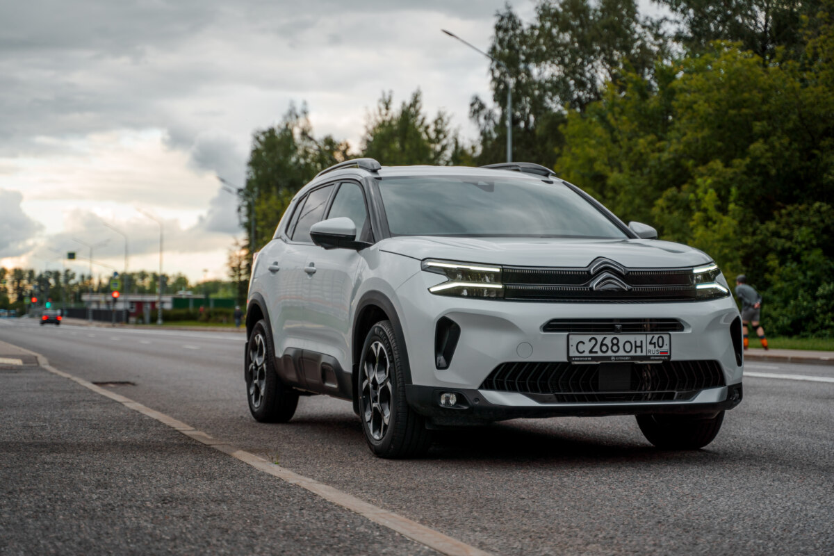 Кроссоверы Geely Cityray и Citroen C5 Aircross в России: названы их основные недостатки