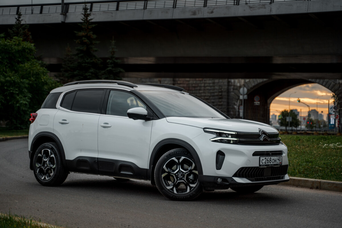 В продаже появился импортный Citroen C5 Aircross по цене LADA Vesta: его можно купить за 2,49 млн