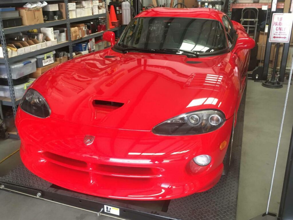 На продажу выставили Dodge Viper 2002 года с двигателем V10 практически без пробега: он дорогой