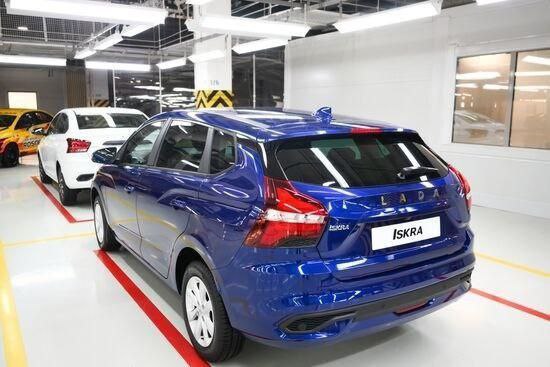 Универсал Lada Iskra SW полностью раскрыт: опубликованы фото новинки в синем кузове