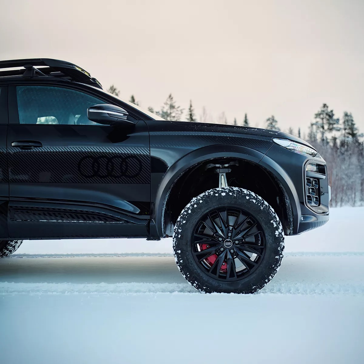 Audi опубликовала официальные фото нового концепта Q6 e-tron: он разработан для бездорожья