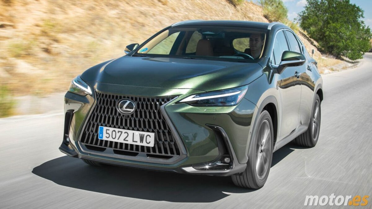 Кроссовер Lexus NX неожиданно подешевел почти на 720 тысяч рублей: названы новые цены