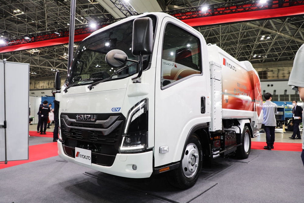 В Isuzu Elf EV добавлено новое шасси для специальных транспортных средств — мусоровоз и подъемный кран