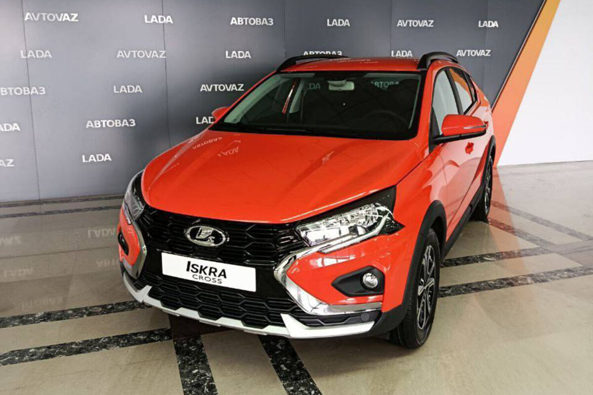 «АвтоВАЗ» показал новую Lada Iskra Cross: модель в оранжевом окрасе выставили в здании завода