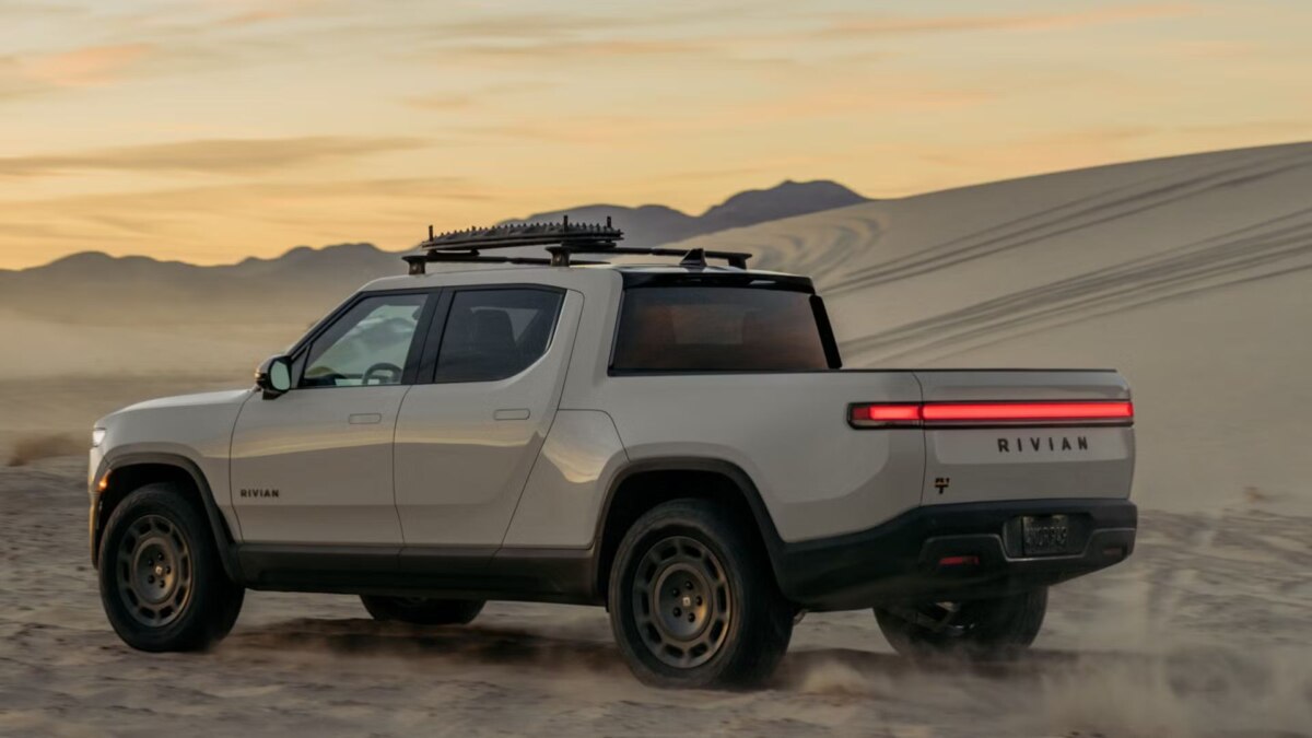 Дебютировали спецверсии Rivian R1T и R1S для песка: три мотора, 850 л.с. и усиленная защита днища