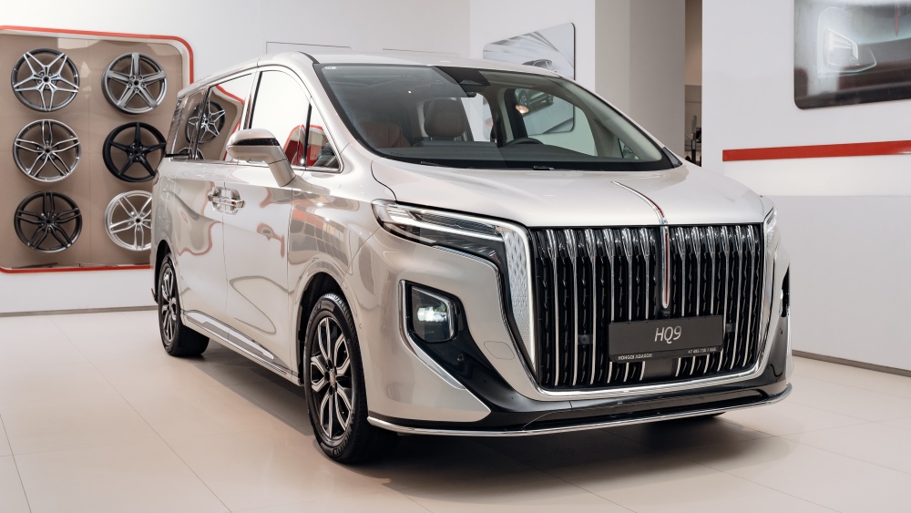 Hongqi получила ОТТС в России на два новых авто: озвучены сроки начала продаж кроссовера HS7 и минивэна HQ9