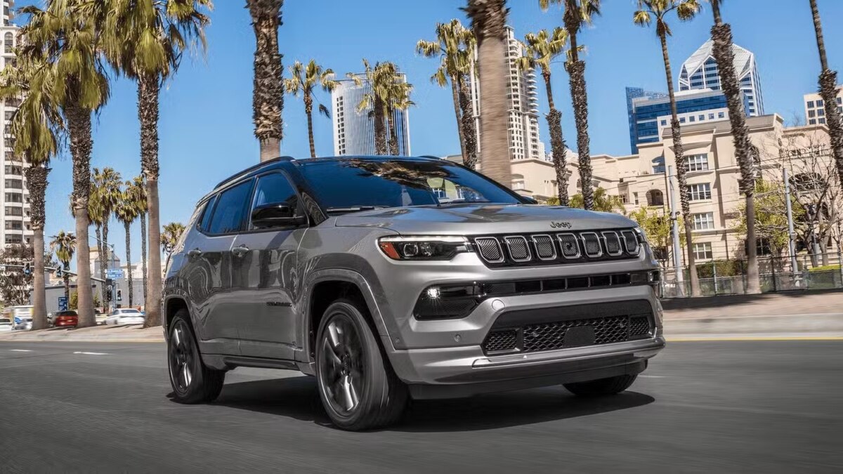 Выпуск Jeep Compass в электроверсии оказался под вопросом: проект пока приостановлен