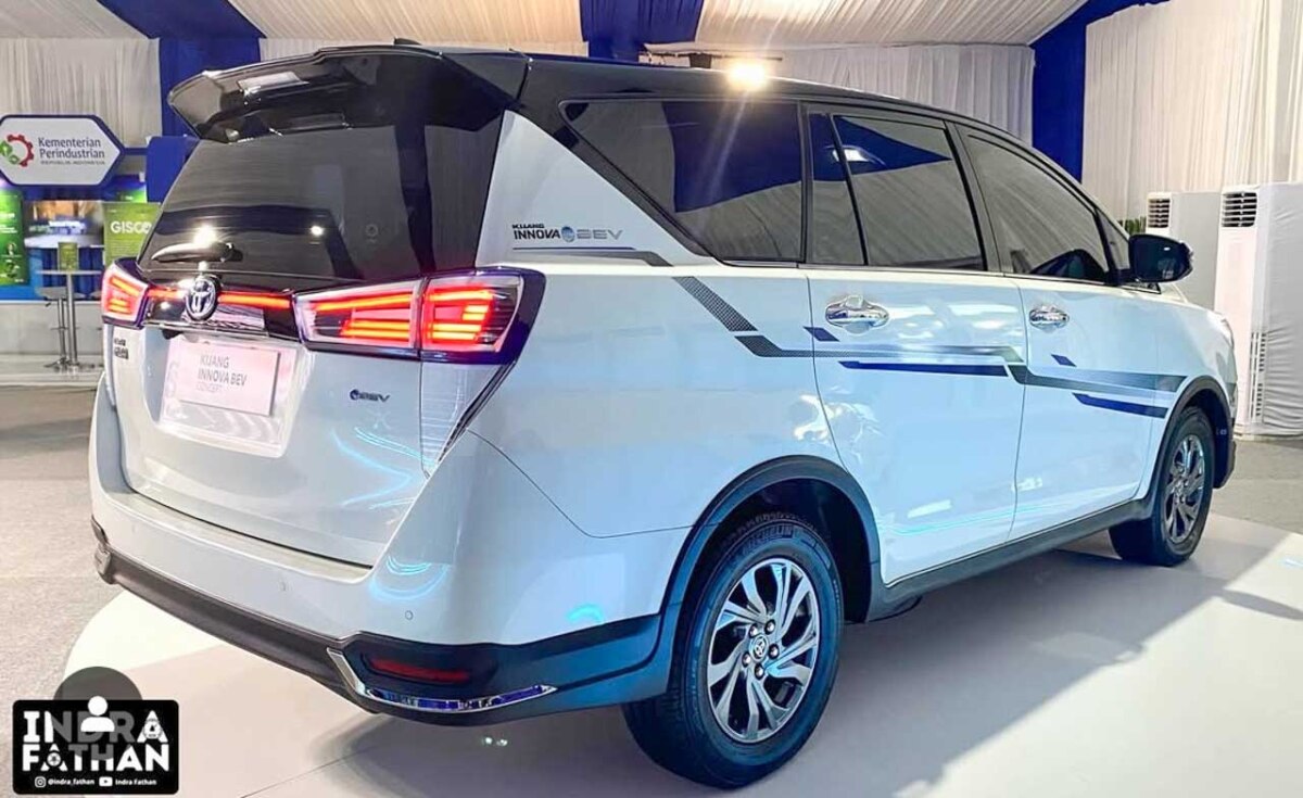 В 2025 году дебютирует новая Toyota Innova — 7-местный минивэн с экономичным 184-сильным двигателем