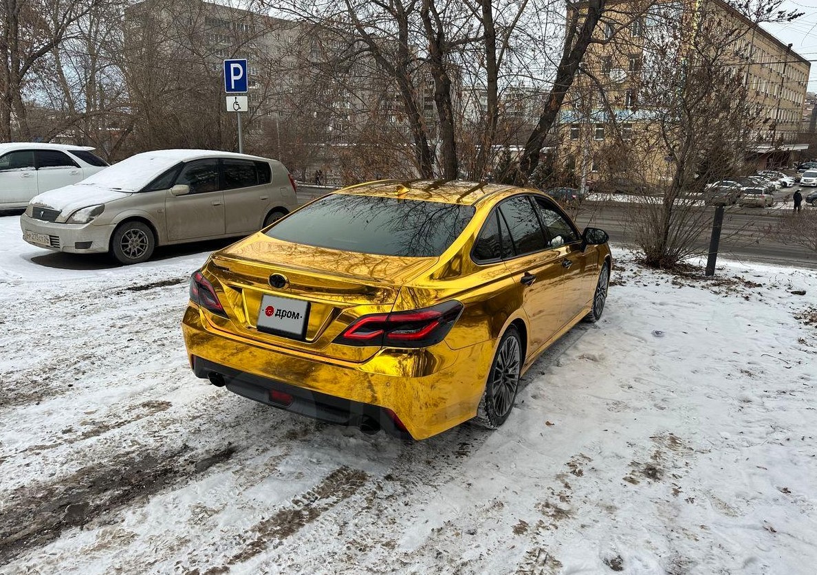 На продажу выставлен «золотой» седан Toyota Crown за 4,2 млн: владелец потратил на тюнинг 800 тысяч