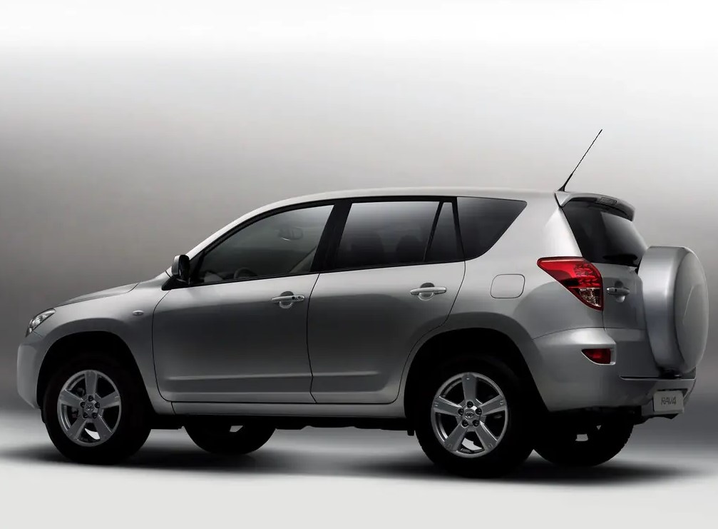 Toyota RAV4 2010 года с пробегом 9100 км предложен за 3 миллиона рублей: кросс в идеальном состоянии