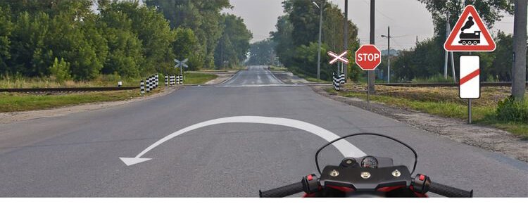 Курсантам разобрали вопрос 9 в билете 2: «Можно ли Вам выполнить разворот в этом месте?»
