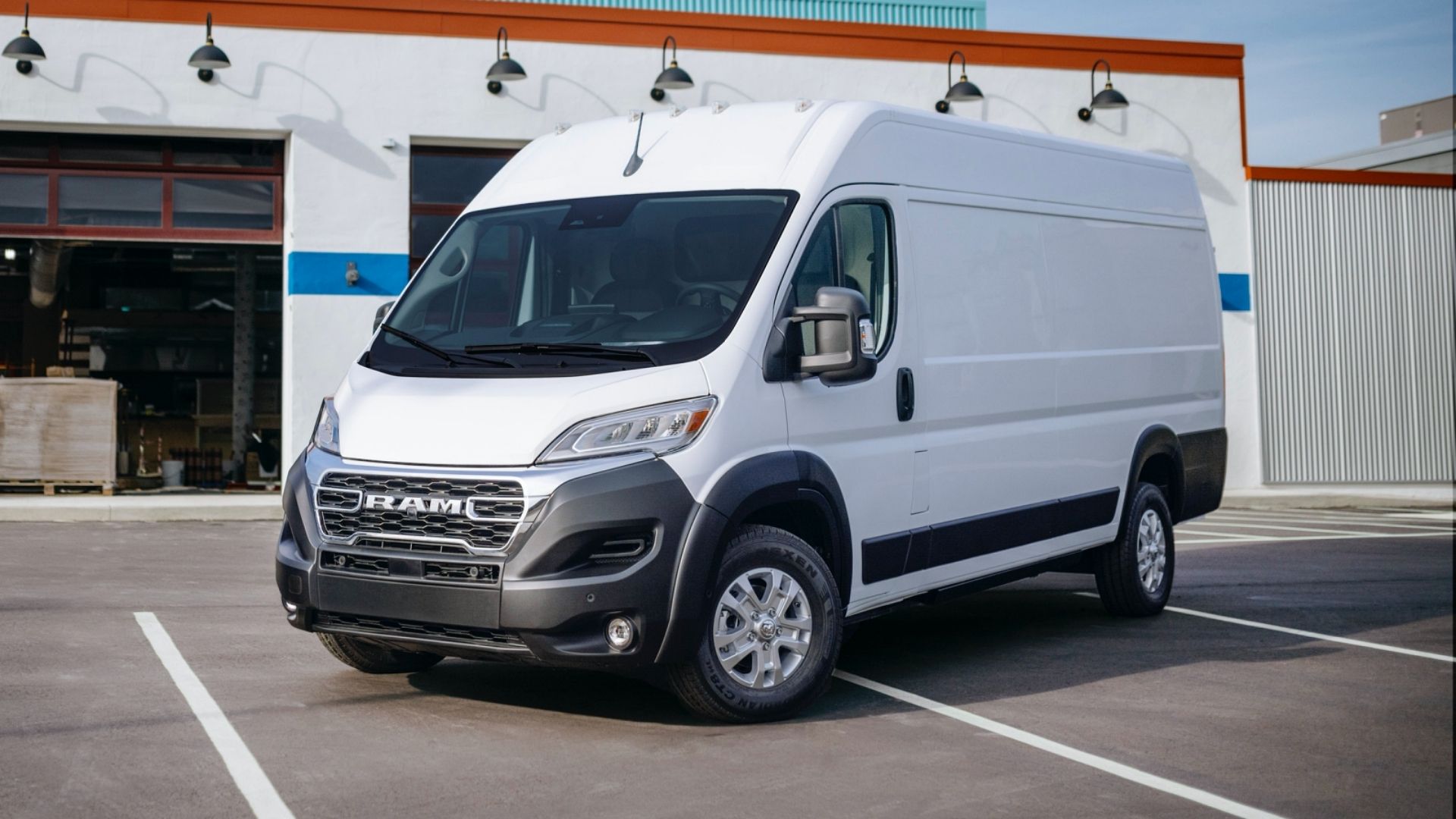 Фургон RAM ProMaster EV станет дешевле на 2 млн рублей в 2025 году: он получит новые варианты кузова