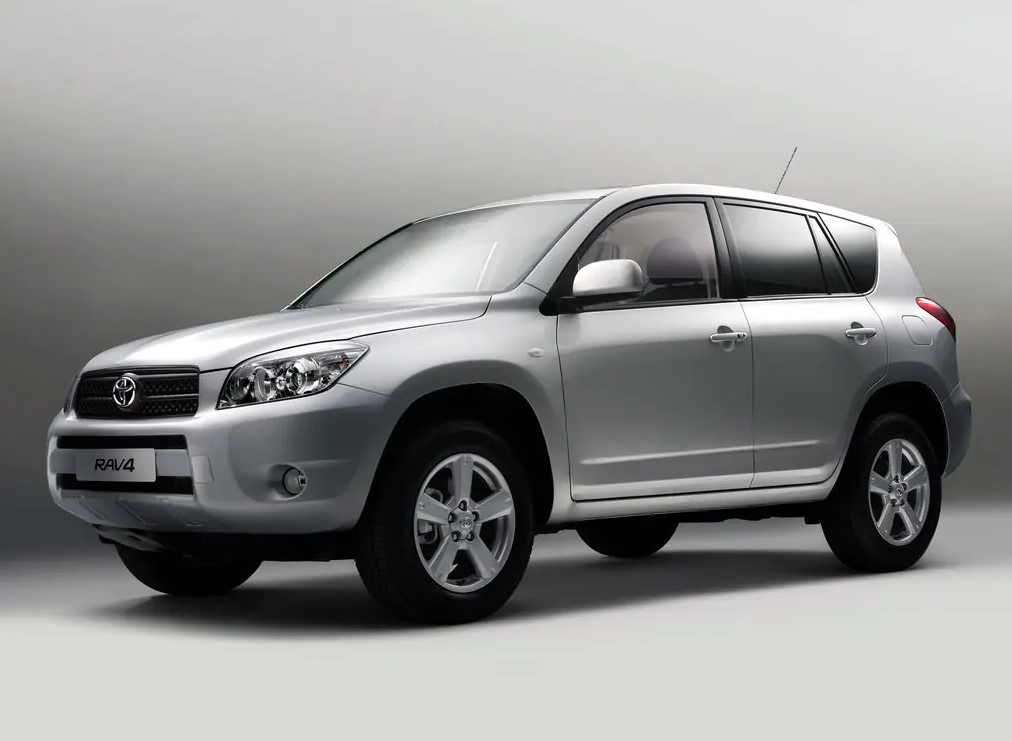 Toyota RAV4 2010 года с пробегом 9100 км предложен за 3 миллиона рублей: кросс в идеальном состоянии