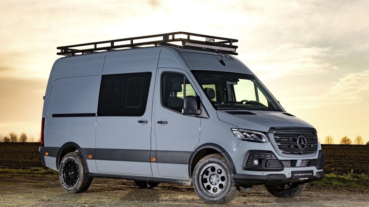 Представлена новая версия Mercedes Sprinter: у нее приподнятая крыша и внедорожный обвес