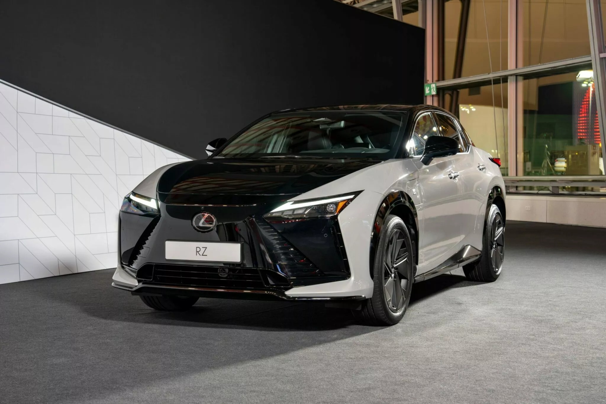 Кроссовер Lexus RZ 2026 года получил систему управления по проводам и имитацию передач: все подробности