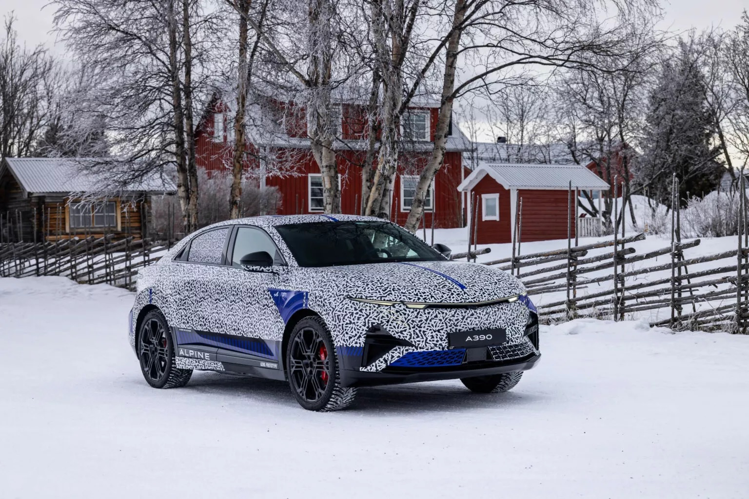 Новейший Alpine A390 замечен на финальных дорожных испытаниях: впервые на фото показан его салон