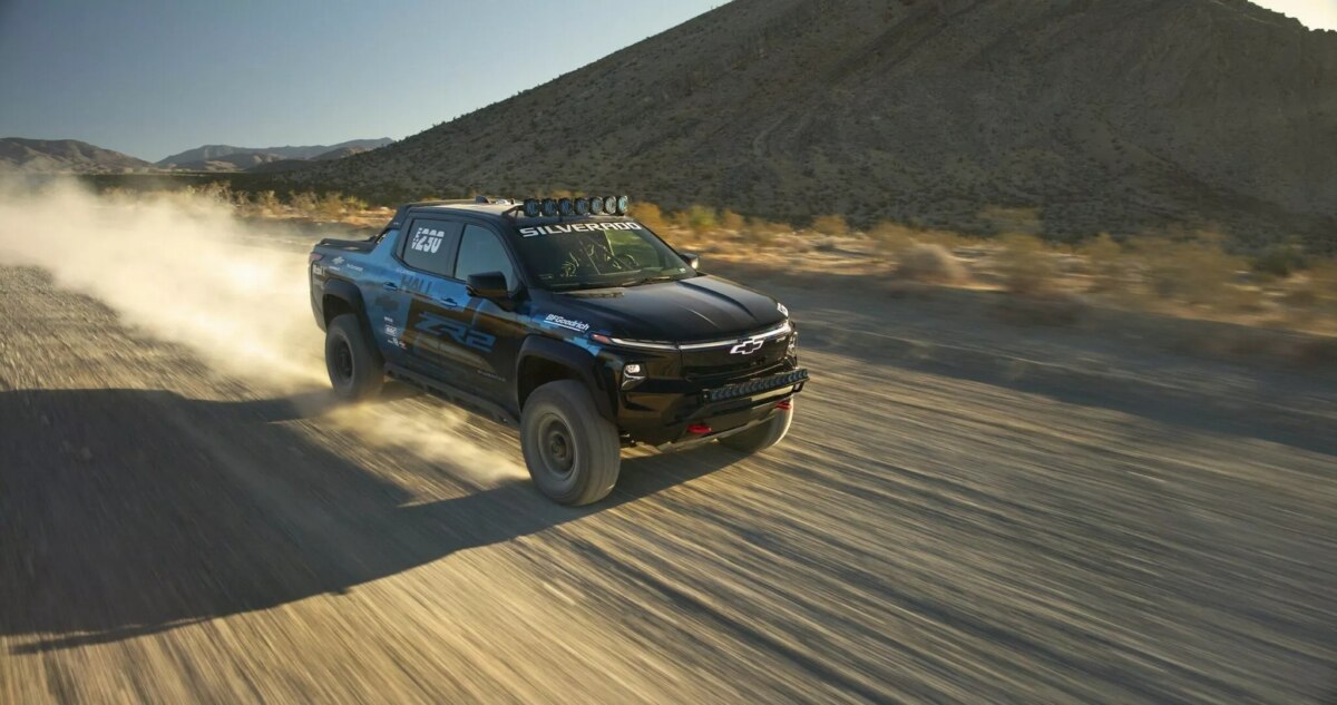 Chevrolet показал гоночный грузовик Silverado EV ZR2, который превосходит Rivian R1T: он выдает 1100 л.с.