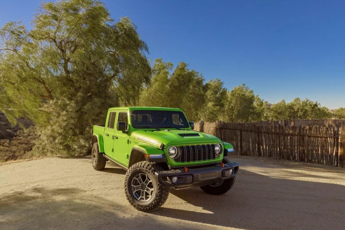 Jeep объявил о возвращении Wrangler и Gladiator в зеленом цвете Mojito Green: названы цены