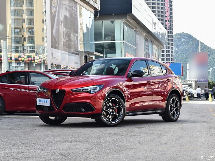 Alfa Romeo назвал сроки выхода абсолютно новых Stelvio и Giulia: у них по-прежнему будут версии с ДВС