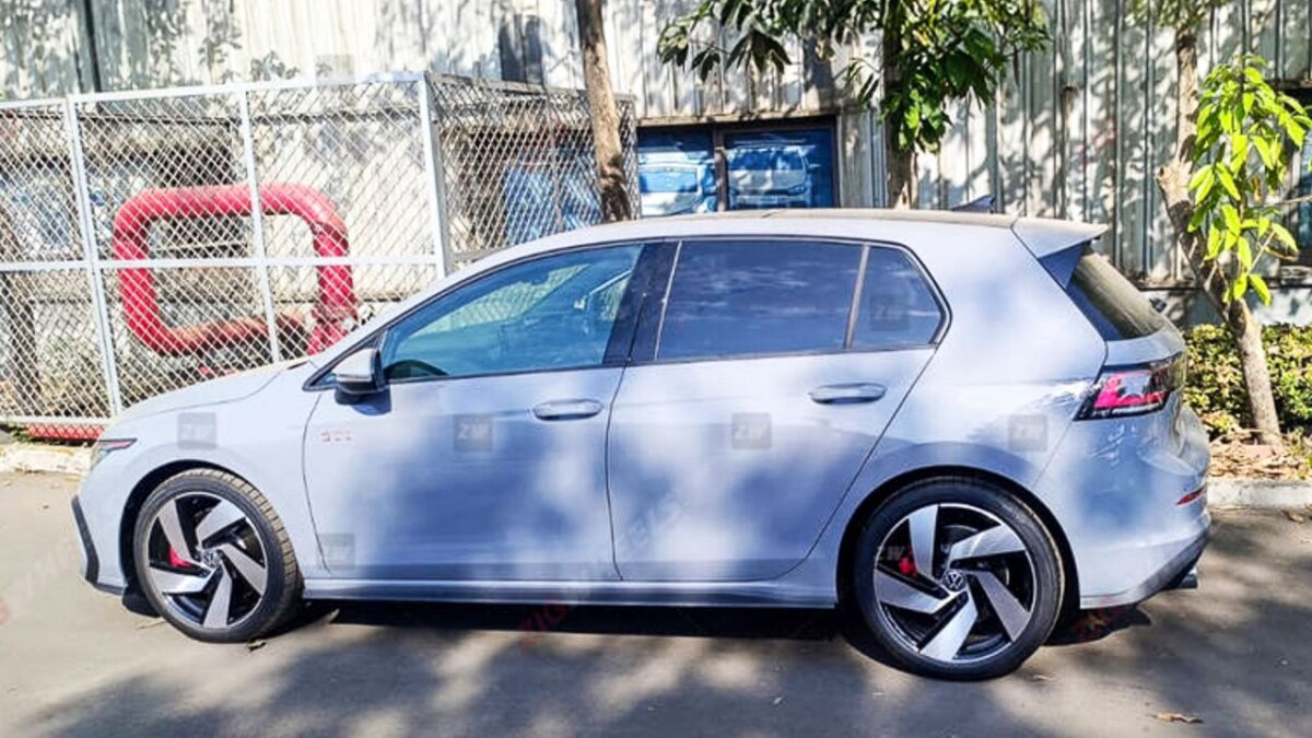 Volkswagen Golf GTI попал в объективы камер незадолго до запуска на новом рынке: характеристики и цена