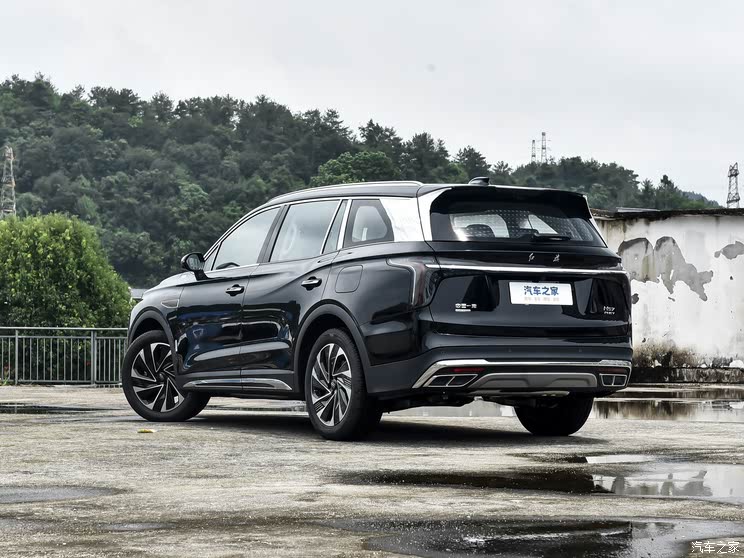 Hongqi HS7 вышел в новой флагманской полноприводной версии: цена на кросс снижена до 2,7 млн рублей